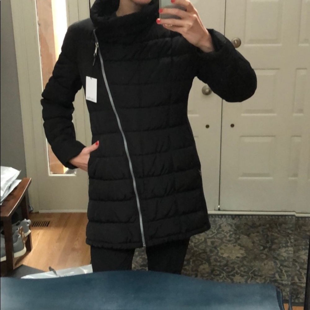 Down coat with side stretch
